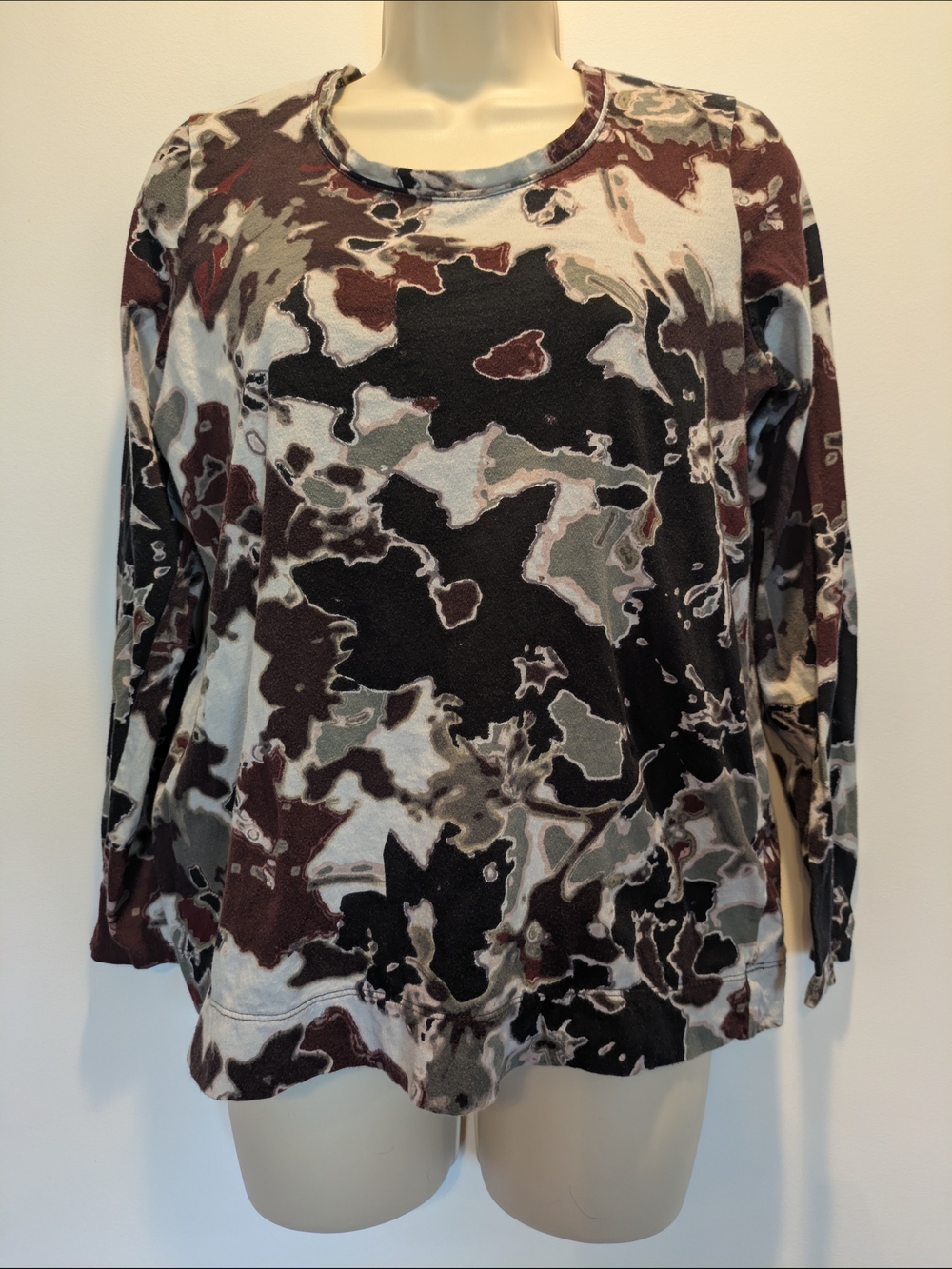 ❤️ 3/$30 Women’s Long-Sleeve Abstract Top in Black, Burgundy And Gray Large